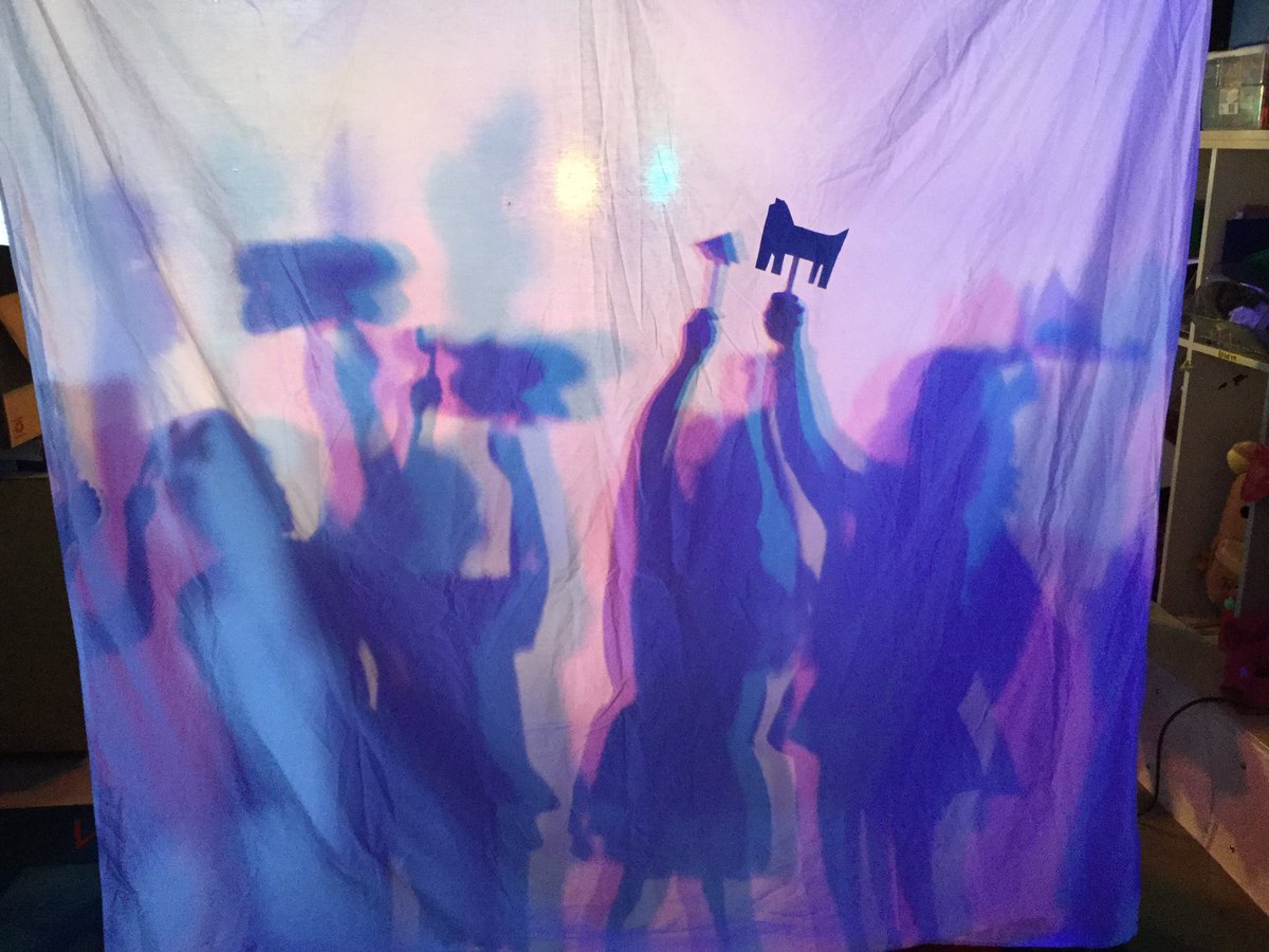 Mini_Makers's tweet photo. Turn on a light and let the kids go! #shadowpuppets #kindergarten #makerspace https://t.co/yPU2pb3etY