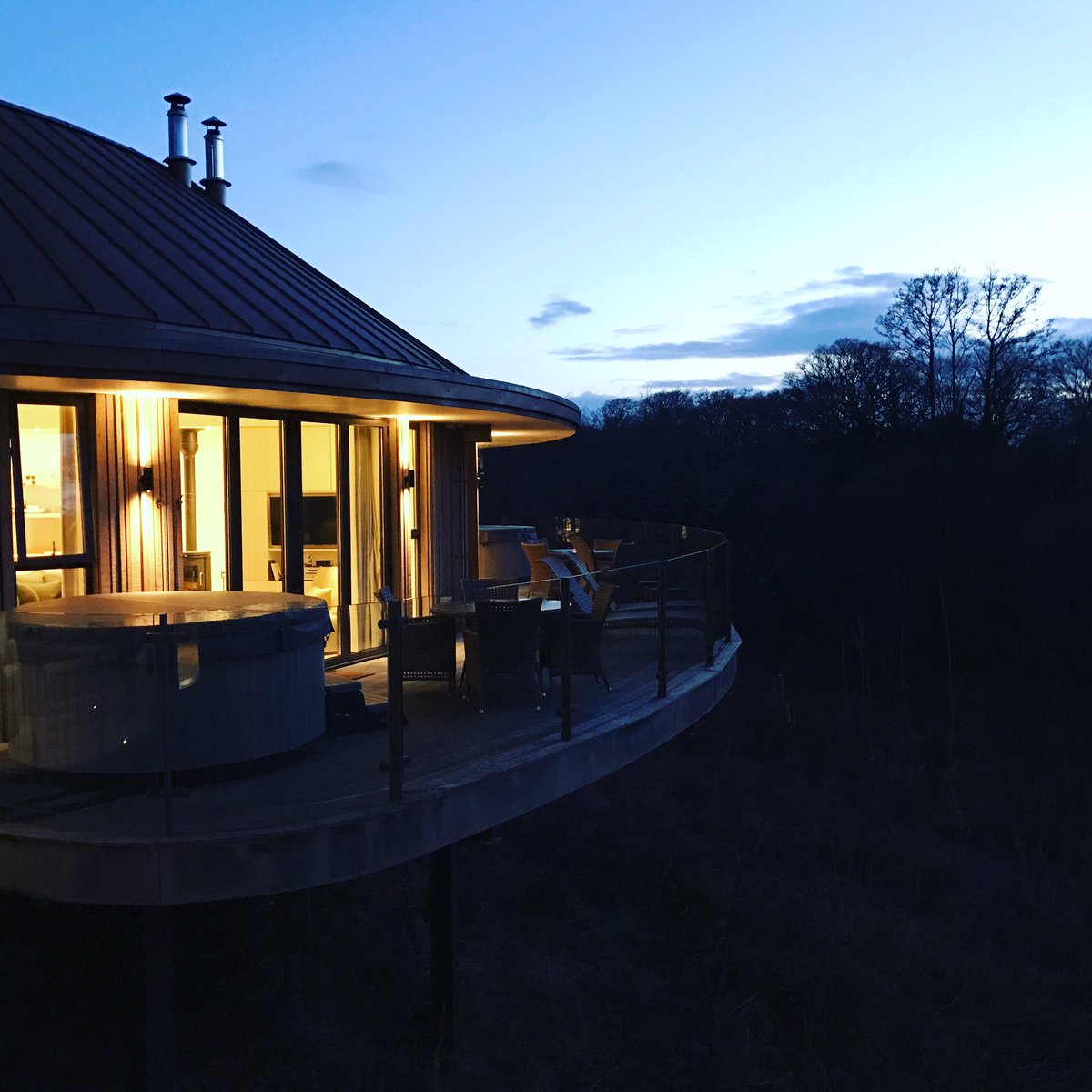 CGTreeHouses's tweet photo. Gorgeous evening to be on a treehouse balcony! #treehouse #sunset #hottub #chewtonglen @chewtonglen https://t.co/8m4GLIOh7S