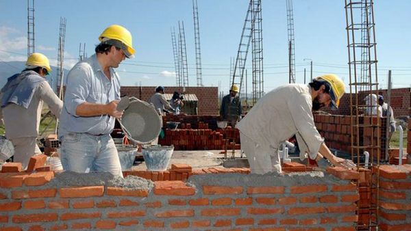infobae's tweet photo. La venta de insumos para la construcción acumuló en febrero 13 meses de receso https://t.co/R1xscAZ1KK https://t.co/DIiBED3yPN