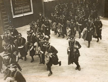 ltmbattlebus's tweet photo. Home front opportunities: women conductors leaving #LGOC training school for their new jobs during #WW1 #InternationalWomensDay #YOWIT https://t.co/EJh9D6x5x0