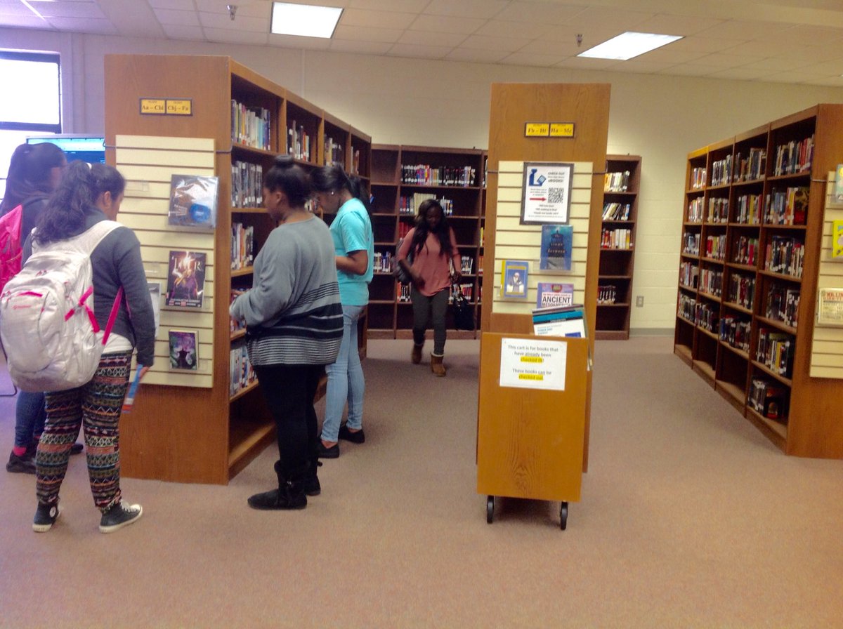 romehighlibrary's tweet image. #rhsfreshmanacad students using #surpasssoftware to search for books on their Lexile levels! #rcswolvespln #romewolvesread