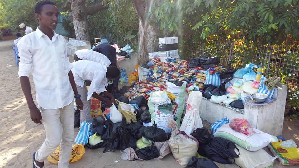 ahmedvision1's tweet photo. A new phase of drought response began. students collecting all types of foods from their families and friends for quick help #Caawiwalaal https://t.co/4phs7I2PWd