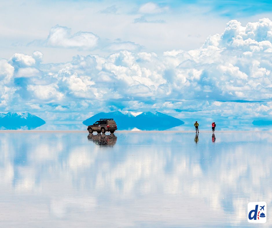 Decolar's tweet photo. No Salar de Uyuni, na Bolívia, o chão molhado reflete o céu e dá a sensação de estar voando ❤️✈️ https://t.co/2s0J5w7mr9