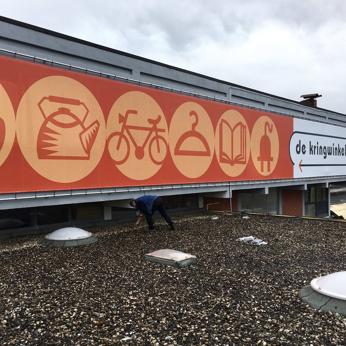 xodgrafisch's tweet photo. Vandaag hingen onze plaatsers een #spandoek van maar liefst 30 meter lang en 3 meter hoog! Van #xxlprinting gesproken! #digitalprinting https://t.co/6QSWqiTw4F