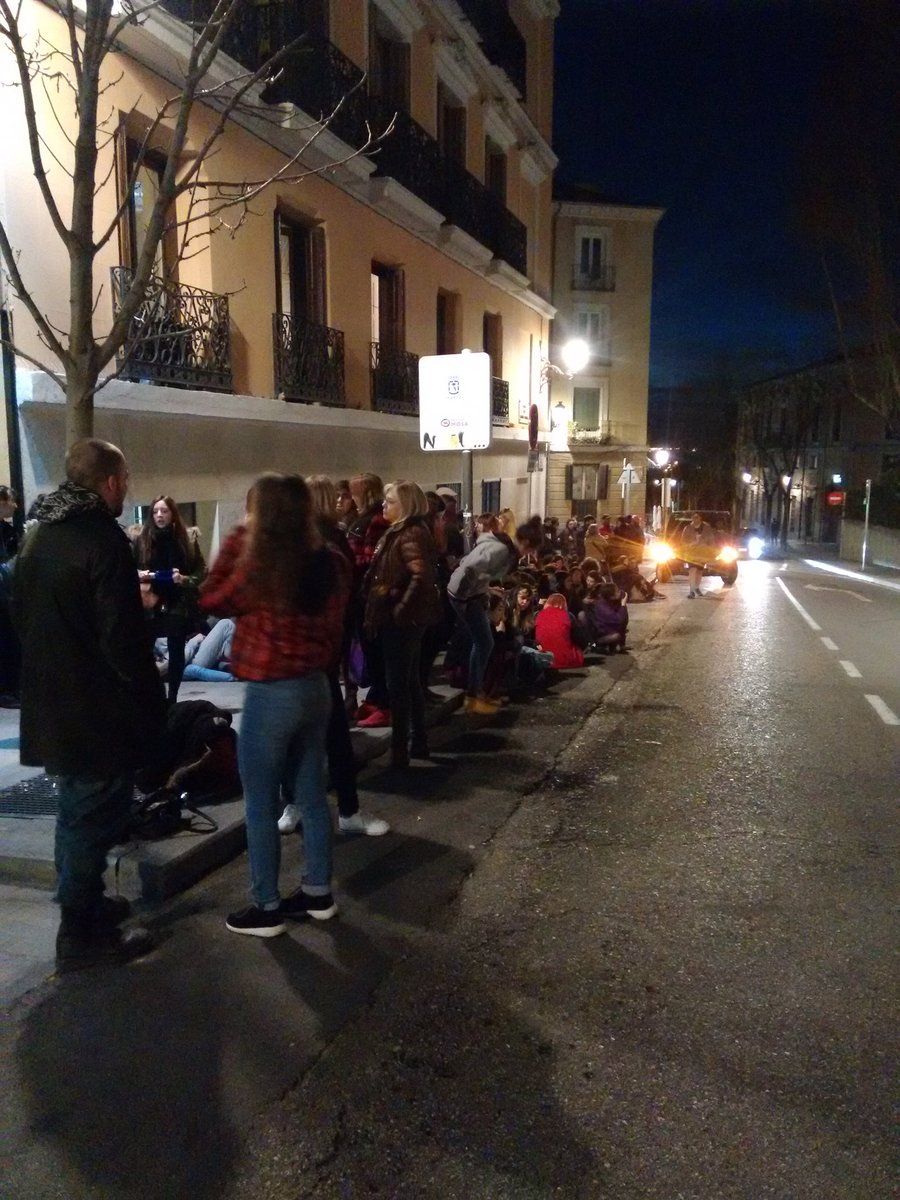 TodasASol's tweet photo. Esperando en el Senado a que salgan las compas de la huelga de hambre. 
#TodasASol #ConMaltratoNoHayTrato 
DIFUSIÓN Y FUERZA EN SOL TAMBIEN https://t.co/2dx5aL2XYS