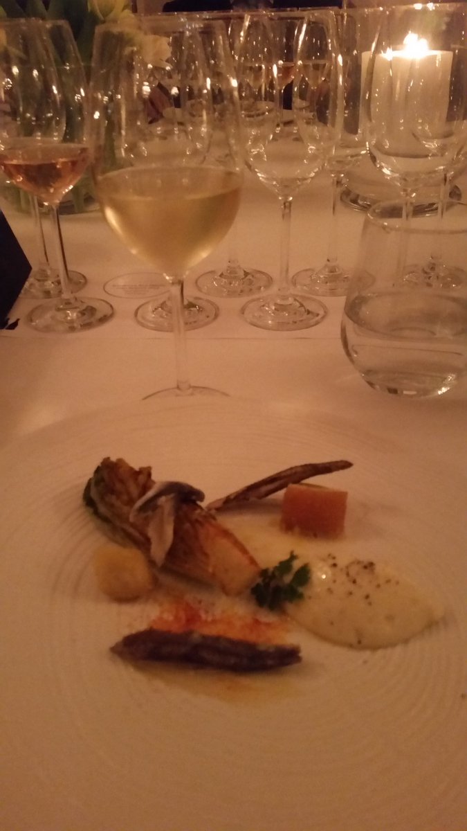 IcexPolonia's tweet photo. Degustando los magníficos cavas de @DO_Cava #cavaexperience #Varsovia https://t.co/AHGVN2VS4d