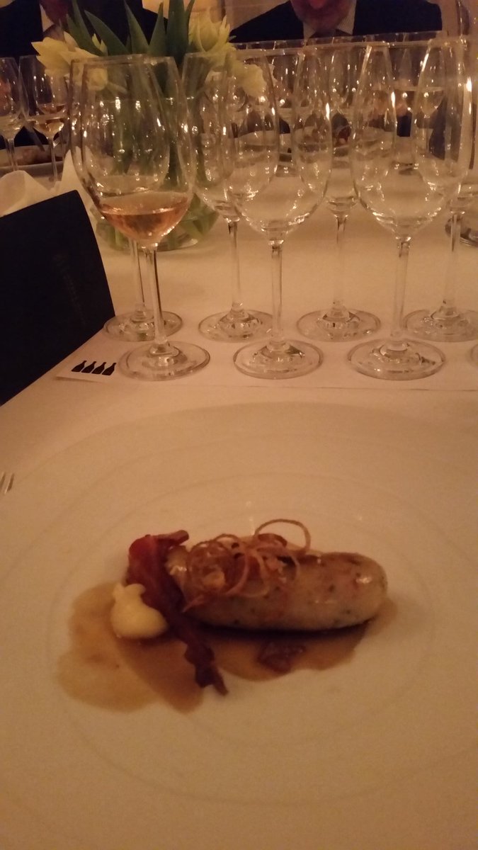 IcexPolonia's tweet photo. Degustando los magníficos cavas de @DO_Cava #cavaexperience #Varsovia https://t.co/AHGVN2VS4d
