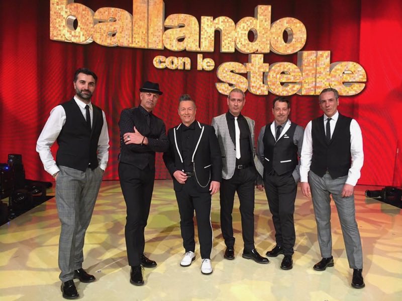 paolobelliswing's tweet photo. 1 parte della @PAOLOBELLIBIGBAND  #paolobelli #bigband #BallandoConLeStelle @RaiUno @PBProduzioni @danislide @NicolaBertonci1 @gabriele_info https://t.co/lhQxFoi6Ez