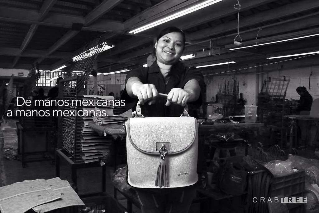 Crabtree_mx's tweet photo. “En Crabtree, hacemos bolsos #DeManosMexicanasAManosMexicanas." Vero tiene 11 años con nosotros desde que inició co… https://t.co/O1SUYEbi9J