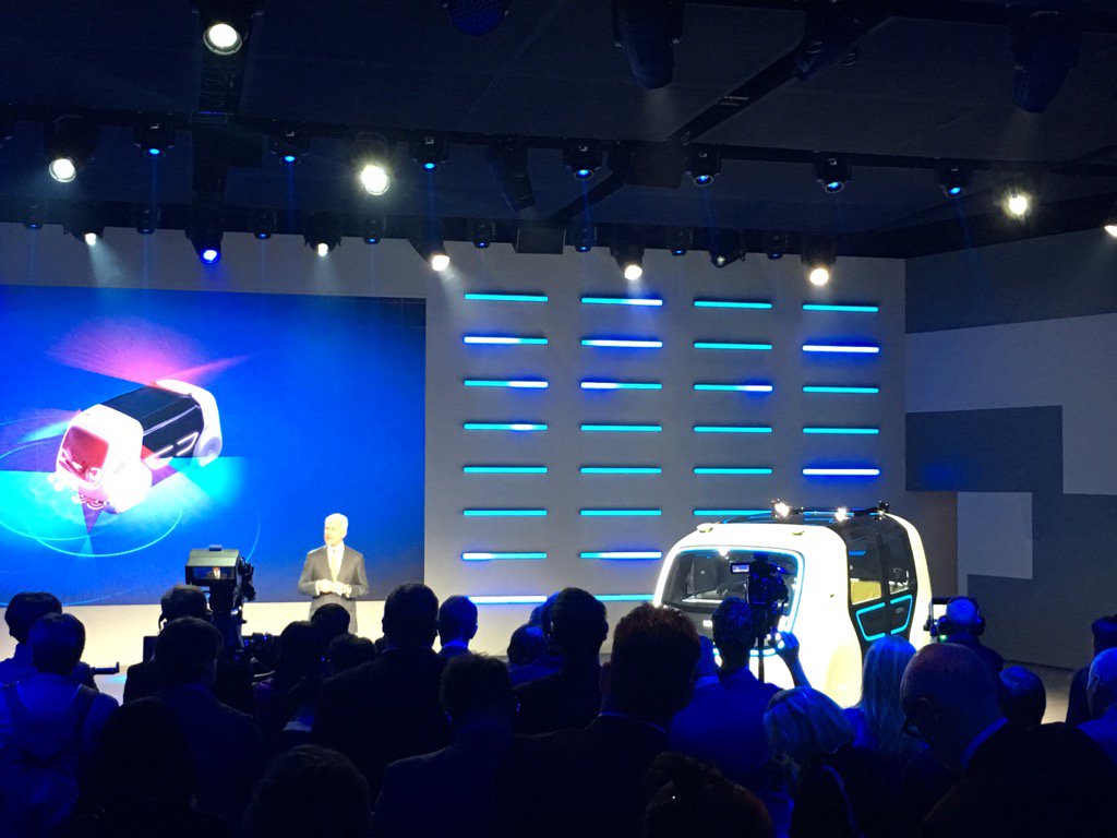 MarkusMechnich's tweet photo. VW-Chef Müller erklärt die Technik der Studie Sedric. Autonom und schlau #AutonomousVehicles #VW #genevamotorshow https://t.co/HzROzPQkQS