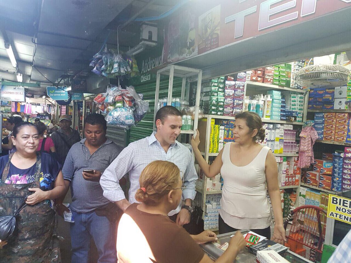 emuyshondt's tweet photo. Visitando el Mercado Central junto a miembros  del Sector Comercio de ARENA de San Salvador y los diputados @Escobarmarga y @ChiconeRivera https://t.co/li8fwx9Fkd