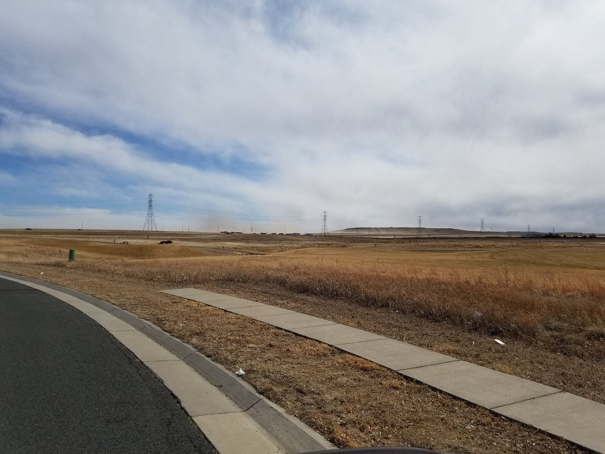 Aschildmeyer's tweet photo. Update: #jewellfire approx 1,000 acres and 50% contained. The DADS landfill evacuated as a precaution per @AuroraFireDpt https://t.co/dHcY8VDqW2