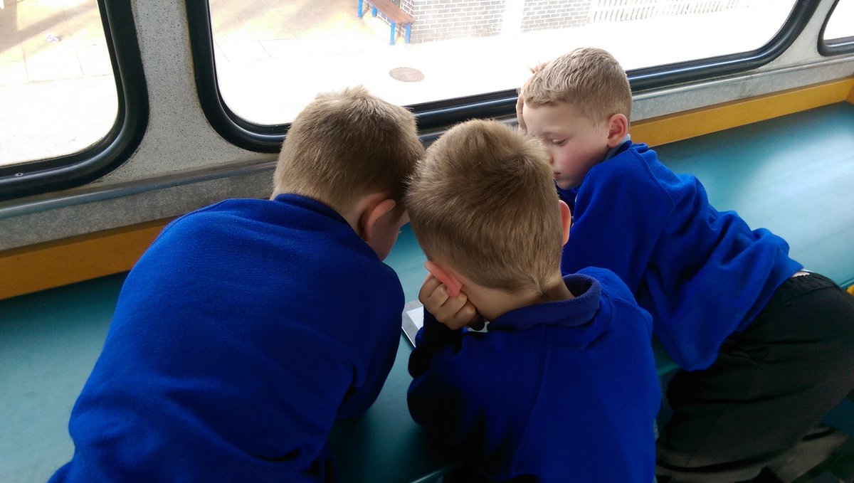 Y3Palm's tweet image. We have been learning how to drag characters and create moving items on Hopscotch today #CodingOnTheBus 🎮🚌