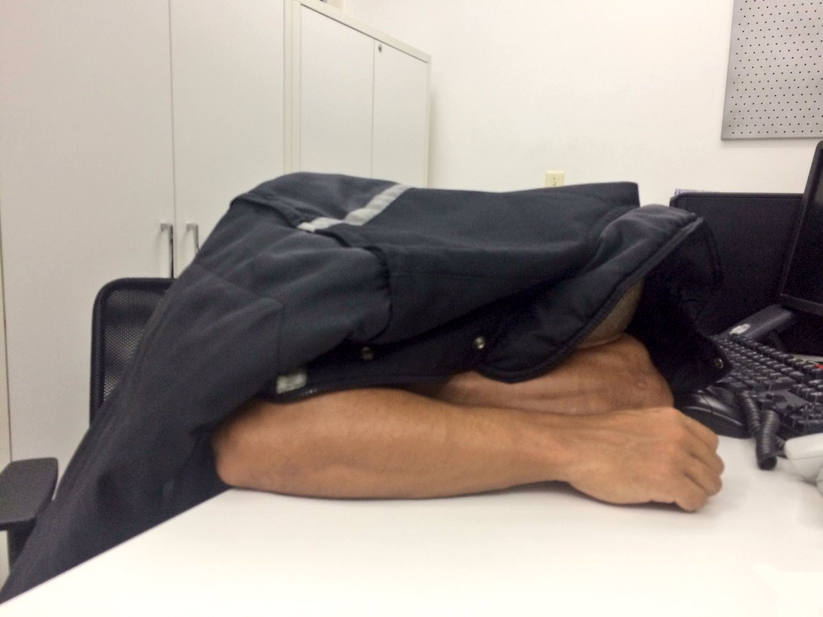 futenergia97's tweet photo. Silêncio galera, o @mano97fm está se concentrando para o programa! 😴💤 https://t.co/zlZh4IxxRg