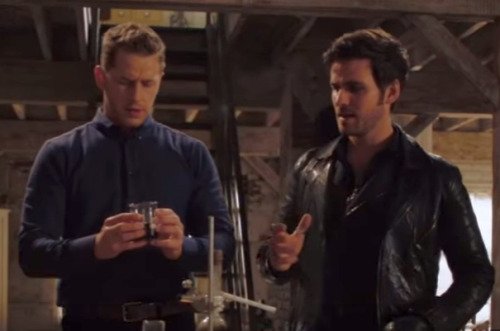 AlejandraArceV's tweet photo. Can we talk about the fact that Charming and Killian are making a chemistry experiment in the loft? Do they even know what they are doing? 😂 https://t.co/jlqNkFjElV