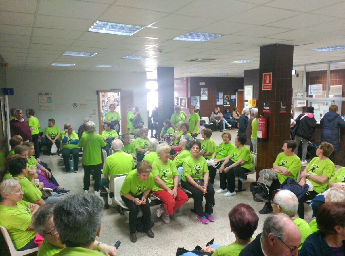 CarolinaMir_'s tweet photo. Esta mañana la marea verde del @proyectoACTIVA_ haciendo de activos por el #envejecimientoactivo en la sala de espera.  #9cronico https://t.co/SXKfRfpZua