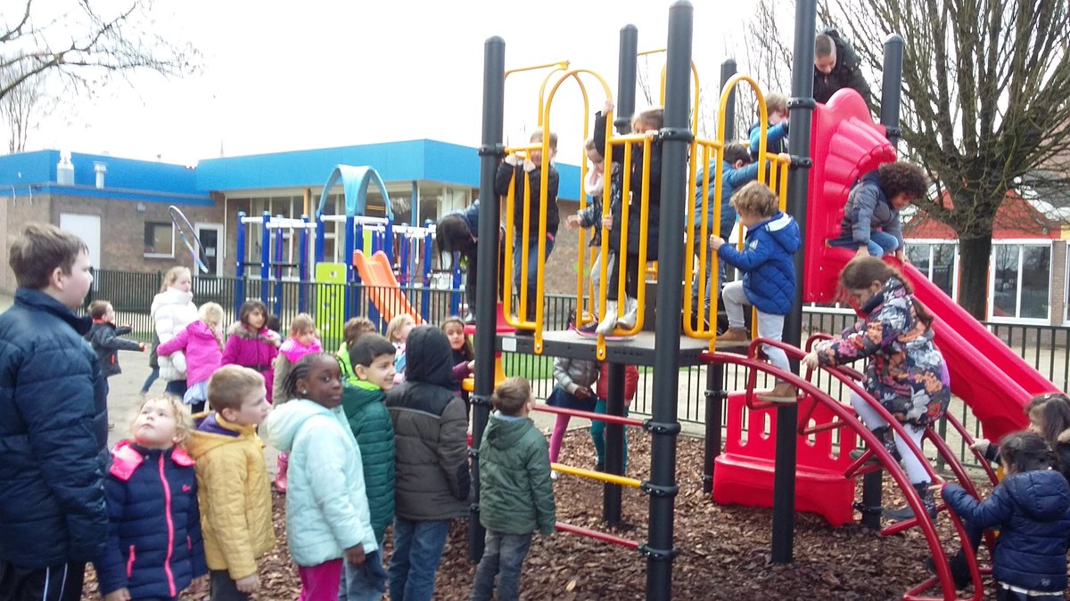 Het was al vroeg #feest ! 🎉 Eindelijk hebben we een nieuw #speeltoestel mede dankzij de #wijkraad 👍 Lekker klimmen en klauteren! 🏃 @skbo_oss