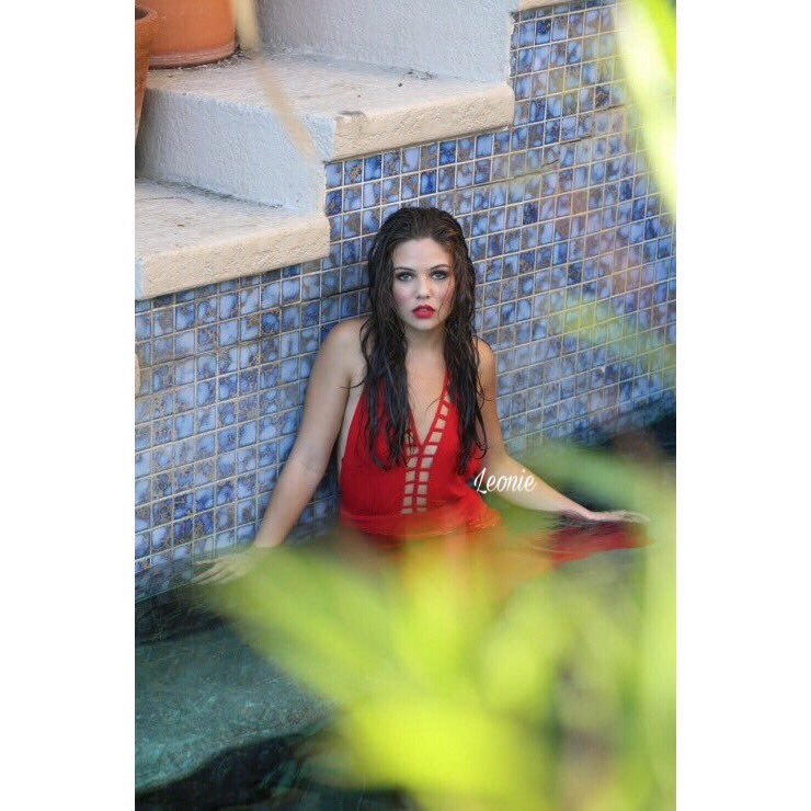 leoniefontainee's tweet photo. — I wanna dance by water 'neath the Mexican sky,
drink some margaritas
by a string of blue lights ; https://t.co/ziPCeuFdiG