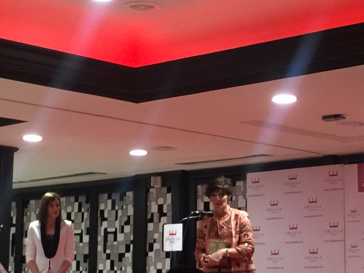 Marfert's tweet photo. Olga Hueso recoge galardón en  #premiosercilla y reconoce q es el Premio perfecto para ella y agradece a @ErcillaHoteles su amor x #teatro https://t.co/9UMI30eZcD