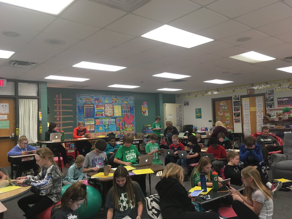 MsBina's tweet photo. Frog squad and @RealMrsOlstad working with loops and code #gettingloopy https://t.co/6HczErYcG4