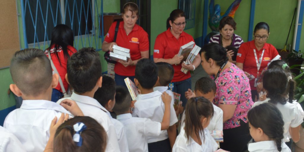 En conjunto con Grupo Nación hicimos entregar 208 paquetes de libros educativos a los niños de la Escuela Otto Hübbe, ubicada en La Uruca.
