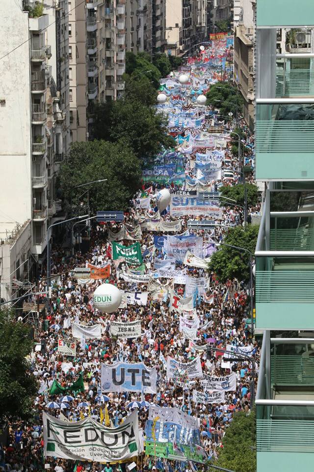 OmarAliCandanga's tweet photo. Macri, no hay peor ciego q el q no quiere ver, 100.000 Docentes en el Ministerio de Educación. #ParoNacionalDocente con 95% de acatamiento. https://t.co/KhP9srzU5j