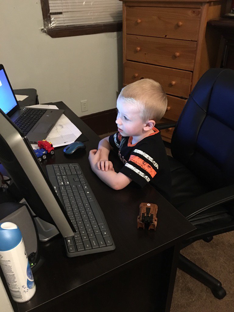 IDropDaBoom's tweet photo. #toofreakingcute https://t.co/EeKRjVwnmi