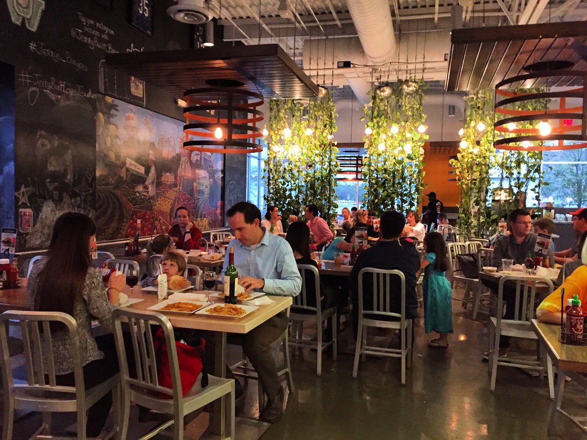 LindseyHenry365's tweet image. Got dinner with Ed tonight at #JerryBuilt, delicious! Cool vibe indoors too. #Day65 #Houston #restaurants #365photochallenge