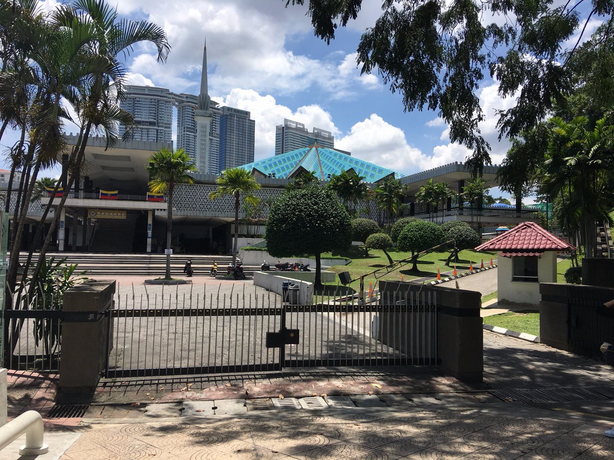 lonelykumabear's tweet photo. マレーシアの国立モスク行ってきた
迷うぞこれは。。。
https://t.co/WXGoxgdV5c https://t.co/w6UVKY6EEe