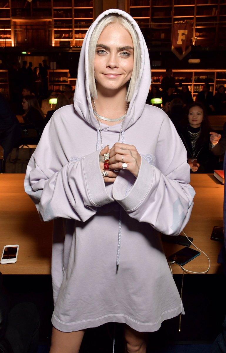 Caraimages's tweet photo. March 6: Cara Delevingne at Fenty x Puma Fashion Show at #PFW https://t.co/UwP1o18Qnq