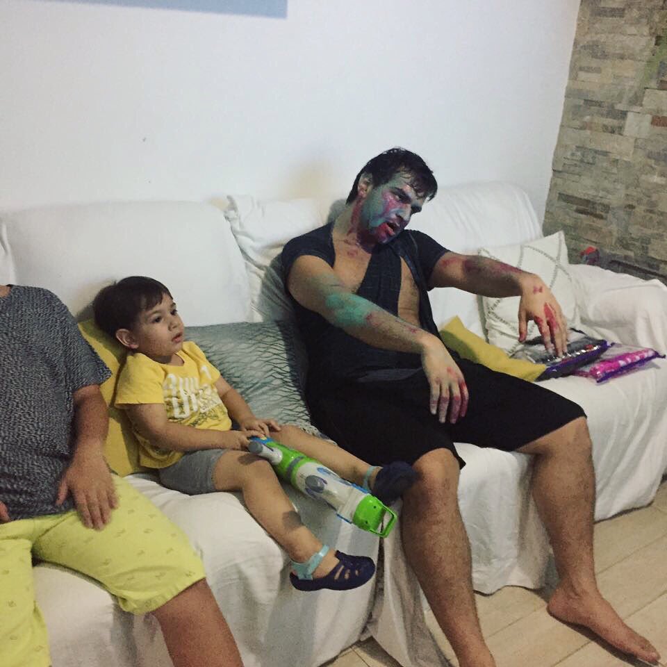 AlejoPalacio's tweet photo. Así como cuando quieres comerte el cerebro de tu hijo, pero terminas viendo TV y convirtiéndote en un 'Zombie Domesticado'... https://t.co/yx7vDWGIa7