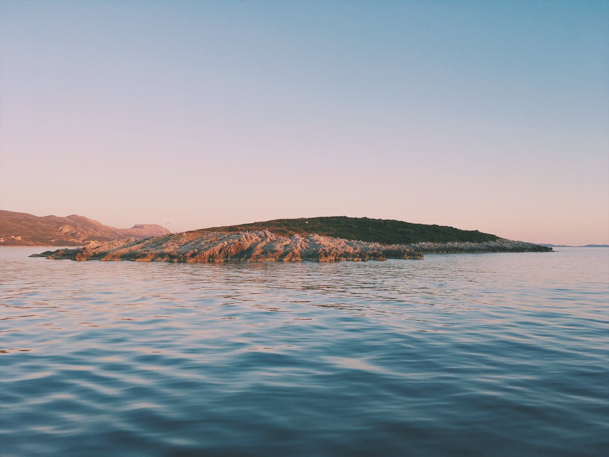 Maybe this #island can be your #summer #escape #CroatiaFullOfIslandsToDiscover #SunsetTrip #swimming #korcula  viganj4you.com/rent_a_speedbo…