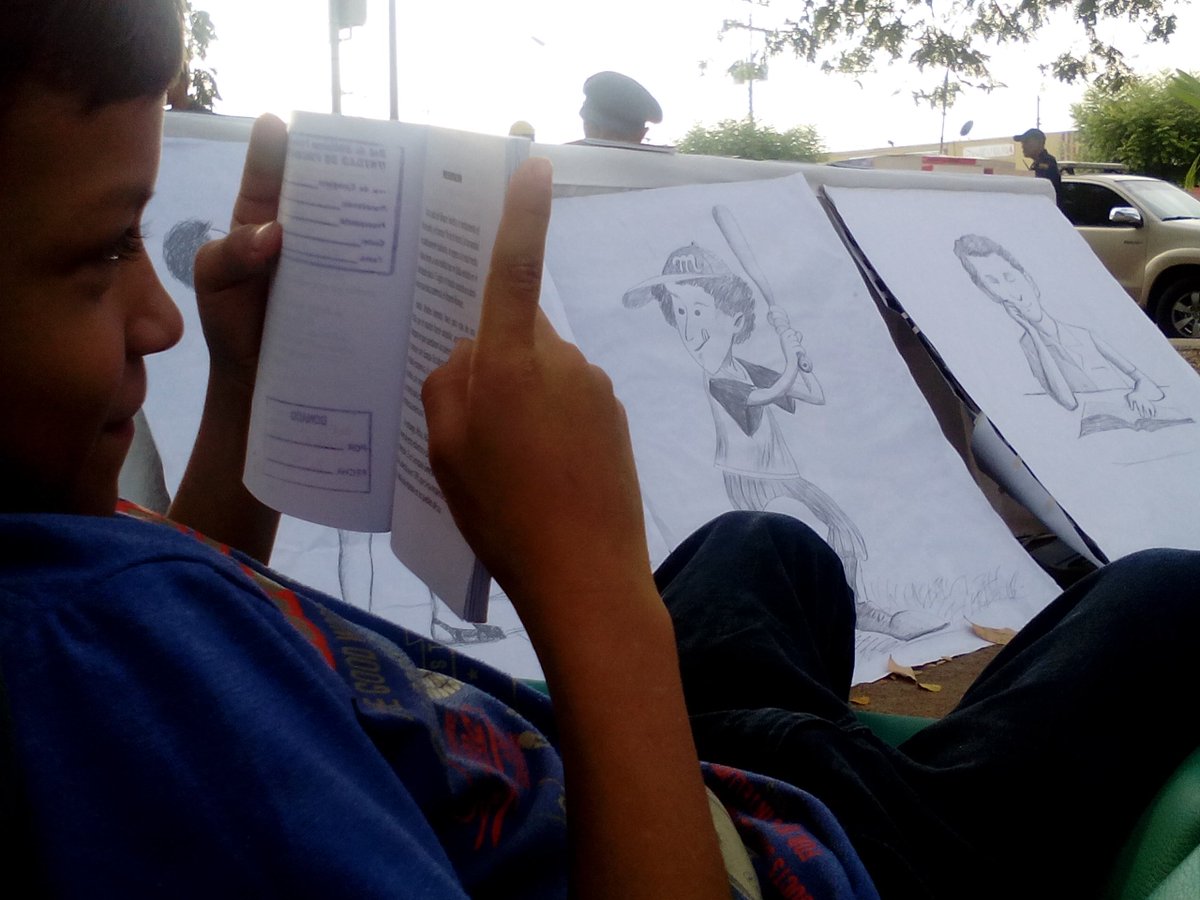 culturacojedes2's tweet photo. ¿Te gusta lo que lees en el libro?
"Yo quiero saber quien era Chávez"
El hombre que se convirtió en Pueblo
#AquiAmamosAChavez https://t.co/1PwiIvJ0UZ