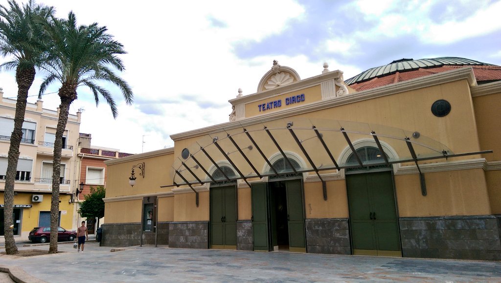 fnikon's tweet photo. @polvorones_ 
...será en
#Teatrocirco de #Orihuela
Una comedia actual, para disfrutar el próximo domingo día 12 de marzo.
No te la pierdas. https://t.co/cV7UJZCptS