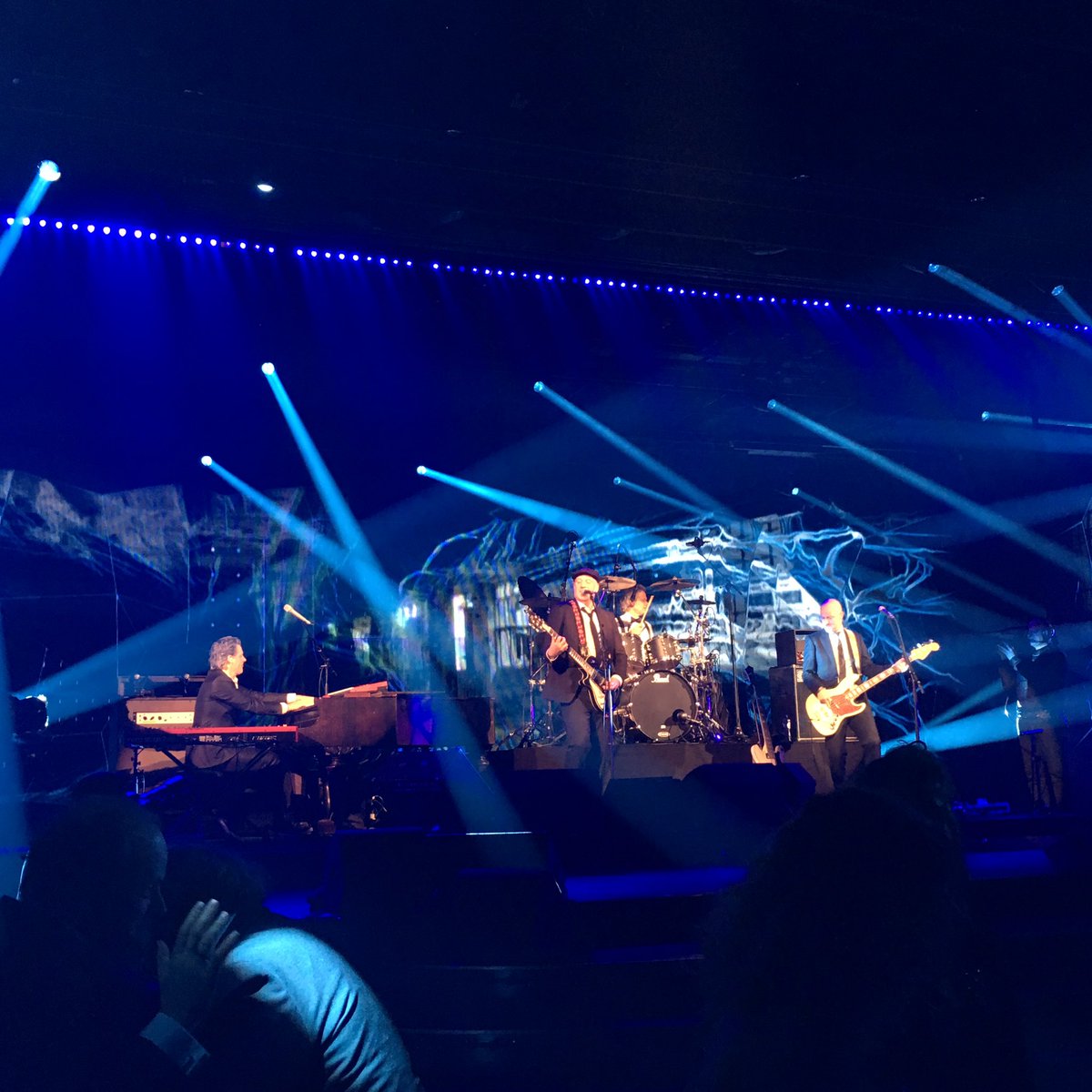 umpg_nl's tweet photo. .@blof closing the @BumaAwards with a bang!!! #blauweruis #songwriterfirst https://t.co/mzMSiXzWHI