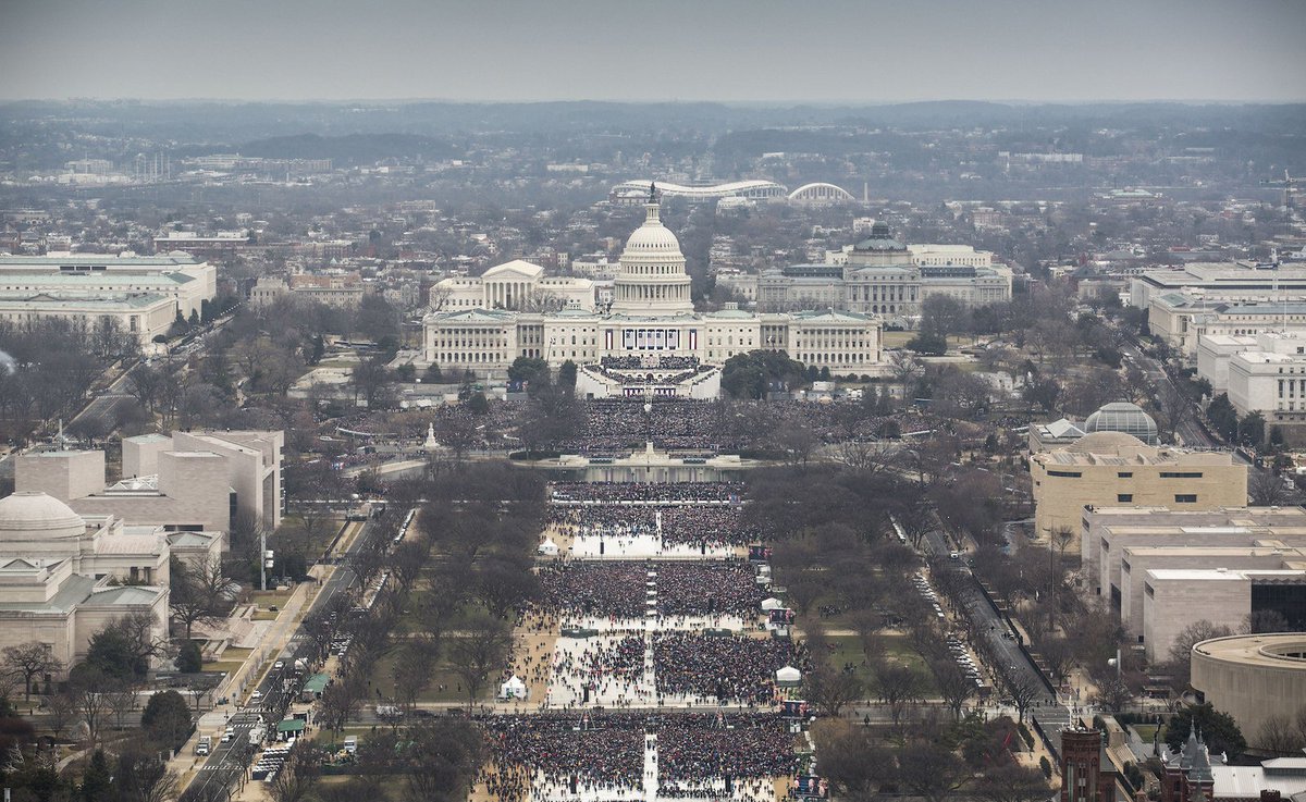 BuzzFeedNews's tweet photo. The National Park Service has released official photos of Trump’s inauguration crowd https://t.co/KNifobdEVh https://t.co/RbGysidLXz