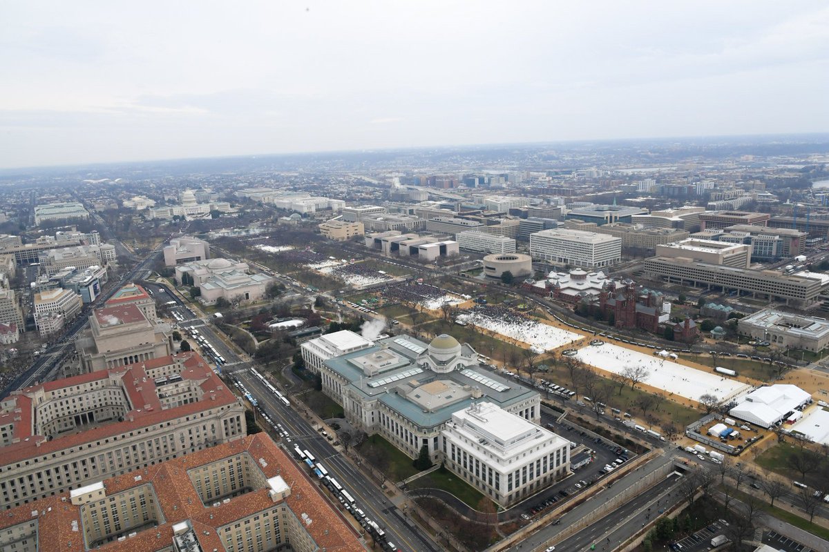 BuzzFeedNews's tweet photo. The National Park Service has released official photos of Trump’s inauguration crowd https://t.co/KNifobdEVh https://t.co/RbGysidLXz