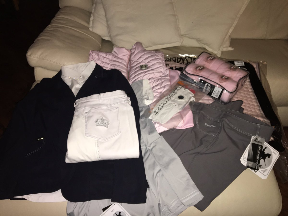 emmathomas25's tweet photo. @ExclusivelyEque thank you for an amazing evening #spoiltrotten #matchymatchy #softpink #dressage #brandambassador https://t.co/0iFHO4RnNe