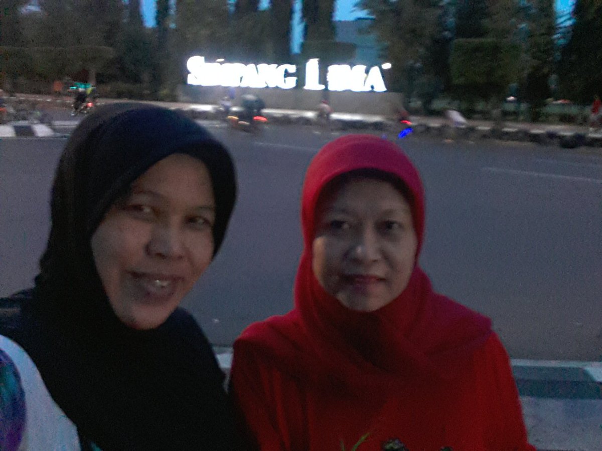 Pagi..... joging di simpang  lima
