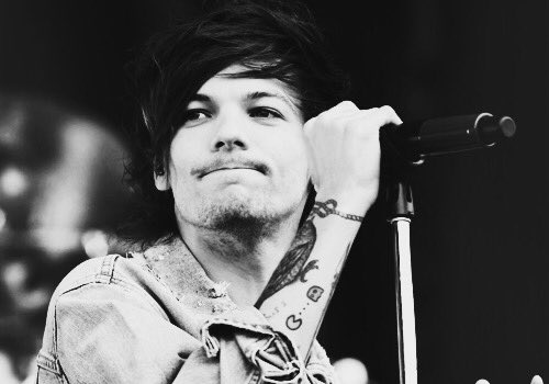 sendelounorlove's tweet image. I stop singing and I remember how happy we were yesterday.