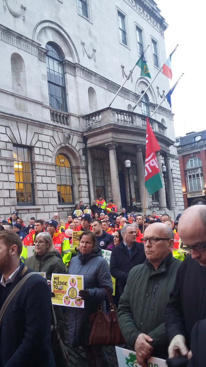 ffclaireoconnor's tweet photo. Representatives of @fiannafailparty showing our support for Dublin Fire Brigade #supportDFB https://t.co/hWxhyyLJXC