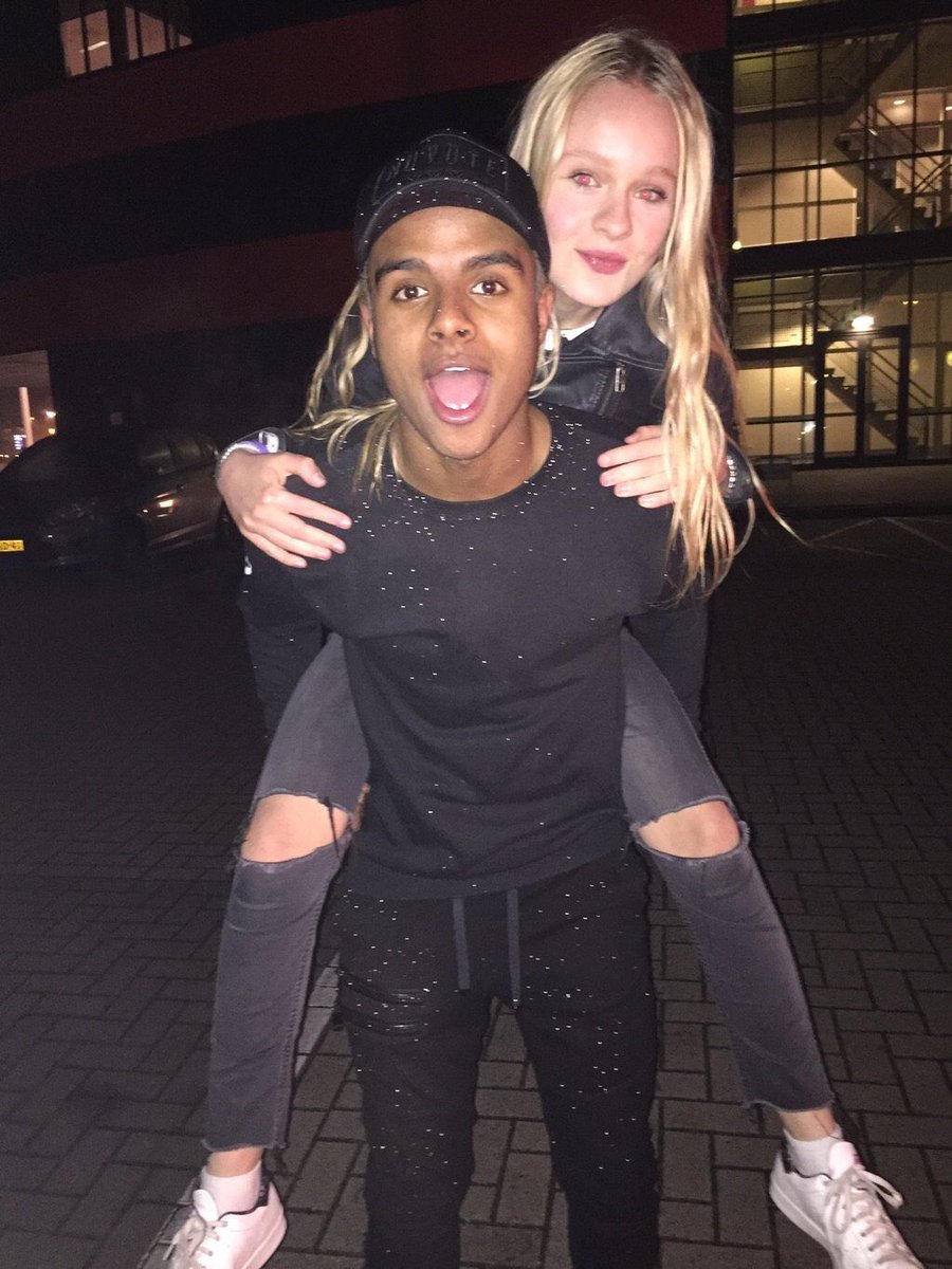 _sananaas's tweet photo. Happy b/day Fave boy ❤🌟 https://t.co/4fdmUxuOjQ