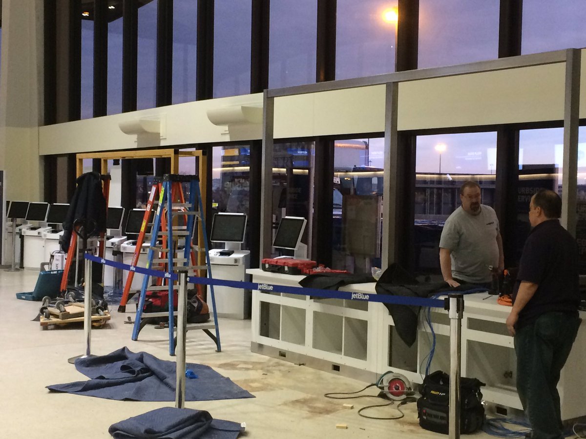 EWRAvGeek's tweet photo. @JetBlue Self-Tagging construction in FULL Swing 
2night. 1st non-Focus city self-tagging debuts tomorrow! @HelloJetBlue #EWRJB ✈️💙 https://t.co/ALGK5Sm23n