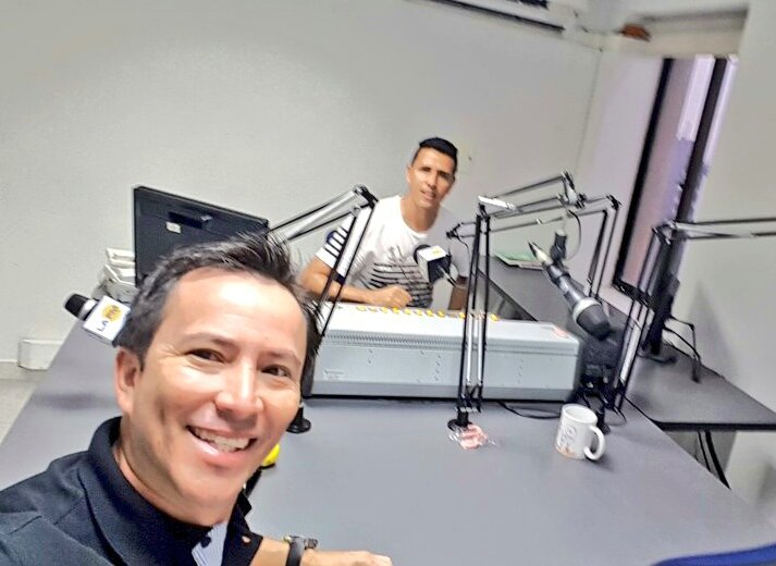 juansarmientoCO's tweet photo. Buena música y hablando de mi proyecto #ChiloDakarRanch en .@lafmdeleje y .@lafmmanizales .@lisandromotta @cmjaramillo https://t.co/1Jr0c7mF1Q