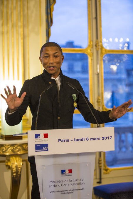 AAzoulay's tweet image. @Pharrell officier de l'ordre des #arts et des #lettres, vous êtes un créateur éclectique et visionnaire, ami de la France