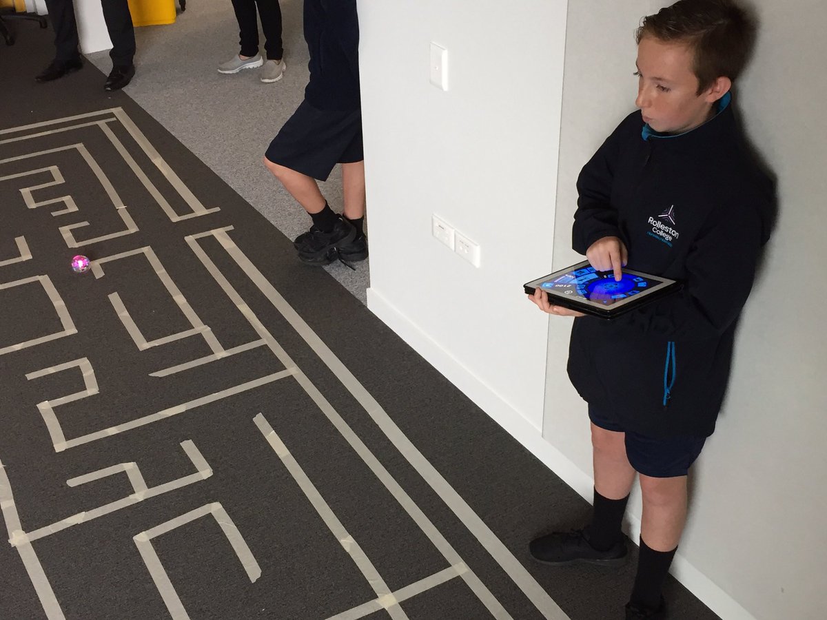 RollestonCol's tweet image. Robot maze @RollestonCol some cool learning!