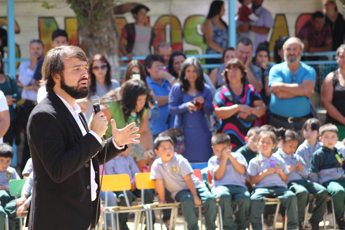 cmvalparaiso's tweet photo. Alcalde @JorgeSharp participó en inicio d año escolar en Laguna Verde junto a la comunidad, destacó rol de la educación pública para todos. https://t.co/axW3LByEw2