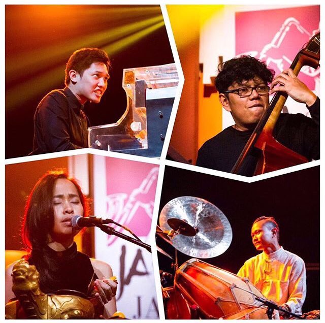 simakDialog tweet media