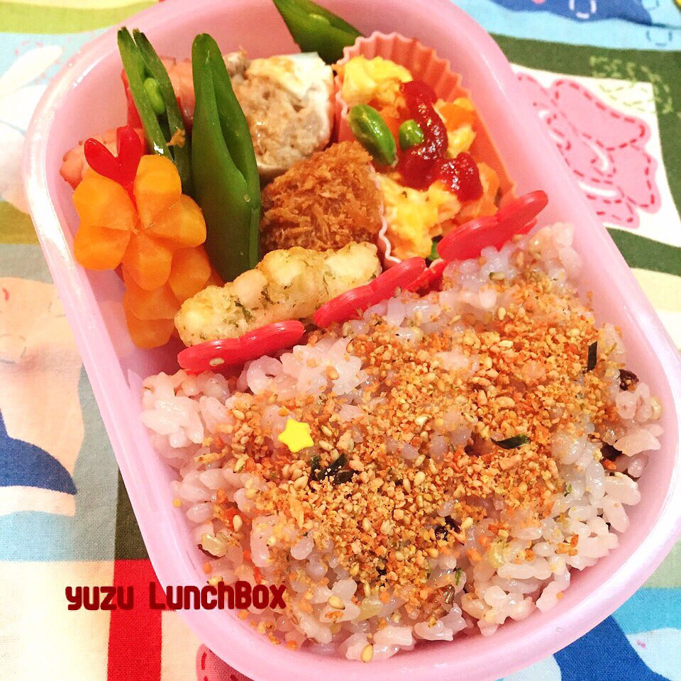 yuzu_kitchen's tweet photo. ✧ちいさなせかい✧

地味弁当②(苦笑)♡

【おかず】
・飾り切り人参
・ハッシュドポテト
・メンチカツ
・スクランブルエッグ
・しゅうまい
・スナップエンドウ
・ウィンナー

#キャラ弁 #デコ弁
#お弁当 #ランチ #Lunch https://t.co/65of2axDqs