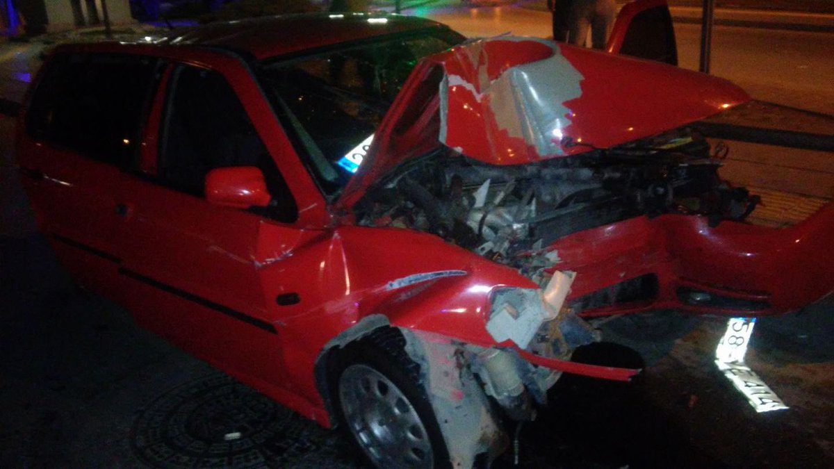 Bu akşamki kaza , kırmızı polo,sürücüsü malesef kurtarılamadı